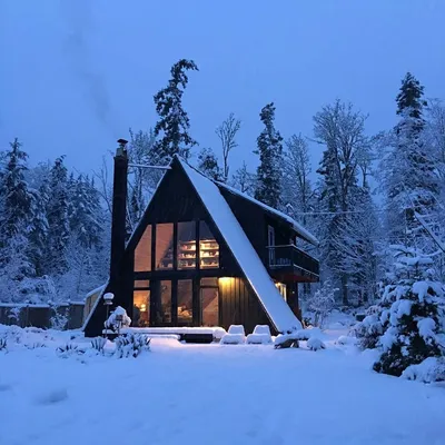 Зимний домик в лесу перед рекой - обои на рабочий стол