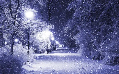 Путь Snowy и уличный фонарь в вечере зимы Стоковое Фото - изображение  насчитывающей снежно, заморозок: 136301586