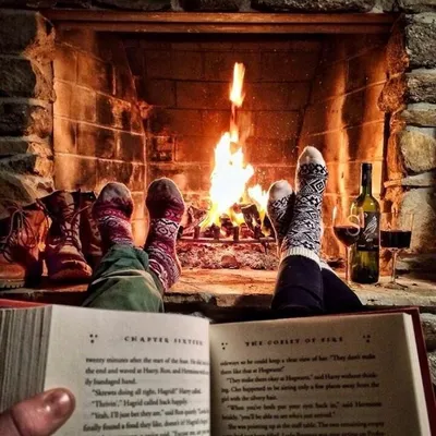Камин, фото у камина, уютное фото, зима, у огня, у камина, вязаные носки,  греюсь у камина, домашний уют, идеи для фото, зима инстаграм. Fireplace,  instagram pho…
