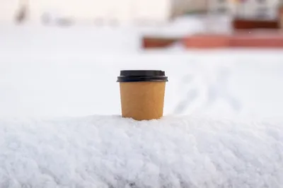 Кофе зимы в улице снега стоковое изображение. изображение насчитывающей  сезон - 138110359