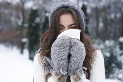 Зима, холодная Человек и жидкий нос Стоковое Фото - изображение  насчитывающей платок, болезнь: 114847746