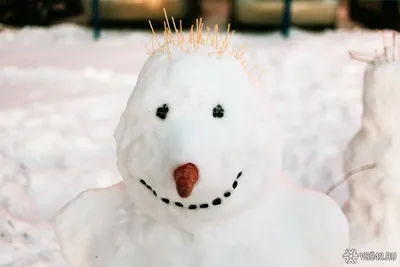 Мой снеговик раздаёт конфетки прохожим и позирует для фото | Пикабу