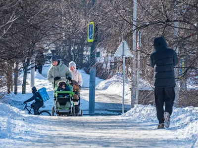 Зима в России, через морозный день после снежности в русской деревне  Стоковое Изображение - изображение насчитывающей солнце, снежности:  139575525