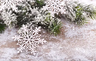 снежинки с белым снегом падают в зимние снежинки ветряных рождественских  снегопадов. Стоковое Фото - изображение насчитывающей холодно, снежинка:  245171070