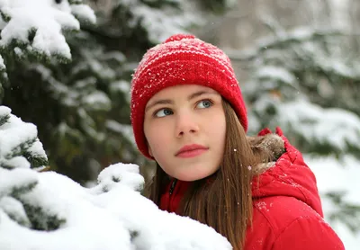 Зимняя Девушка Снежный Ком — стоковые фотографии и другие картинки Женщины  - Женщины, Зима, Рождество - iStock