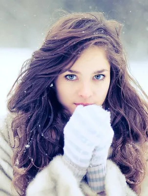 Девушка в снежном лесу | Зимние уличные стили, Фотосессия, Женские позы