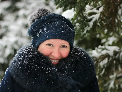 зима девушки счастливая ся стоковое фото. изображение насчитывающей обнять  - 13146148