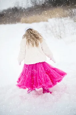 зимний портрет красивой девочки, девушки в меховой шапке в снегопад  Stock-Foto | Adobe Stock