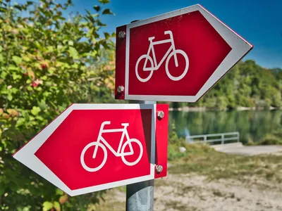 Дорожные знаки \"Движение пешеходов запрещено\" и \"Велосипедная дорожка\" в  городском парке Stock Photo | Adobe Stock