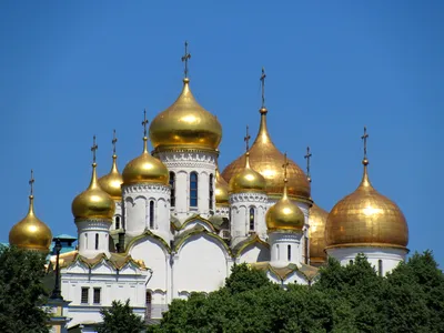 золотые купола рпц на фоне голубого неба Стоковое Изображение - изображение  насчитывающей европа, история: 216769987