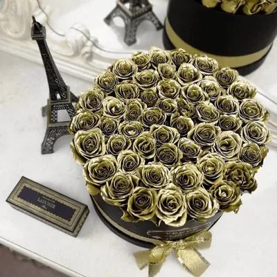 Золотые розы с серебряной буквой за 9 790 руб. | Бесплатная доставка цветов  по Москве