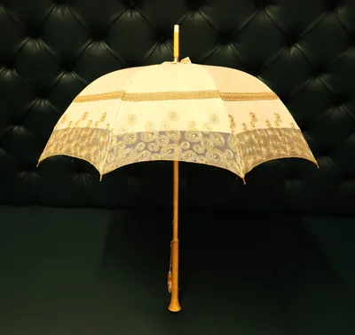 Зонтик унёс ветер, под проливным …» — создано в Шедевруме