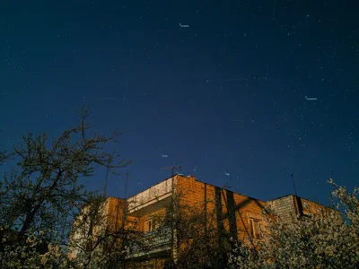 Девушка и звёздное небо стоковое изображение. изображение насчитывающей  луна - 40354491